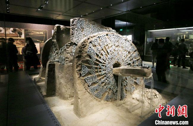 2021年5月18日,兰州民众在甘肃省博物馆参观马家塬出土的战国马车。 高展 摄 2021年5月18日,兰州民众在甘肃省博物馆参观马家塬出土的战国马车。 高展 摄